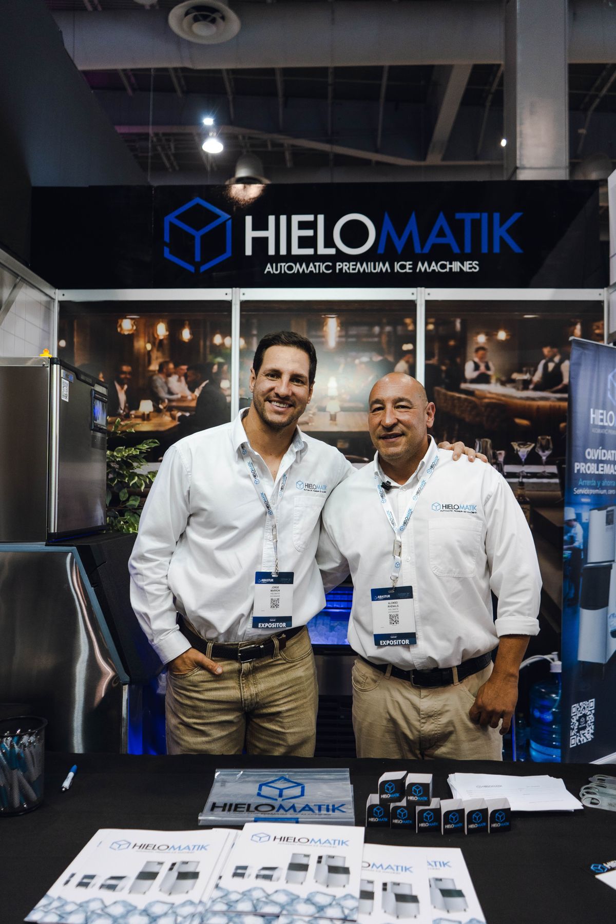 Equipo de Hielomatik en su stand de ABASTUR 2026