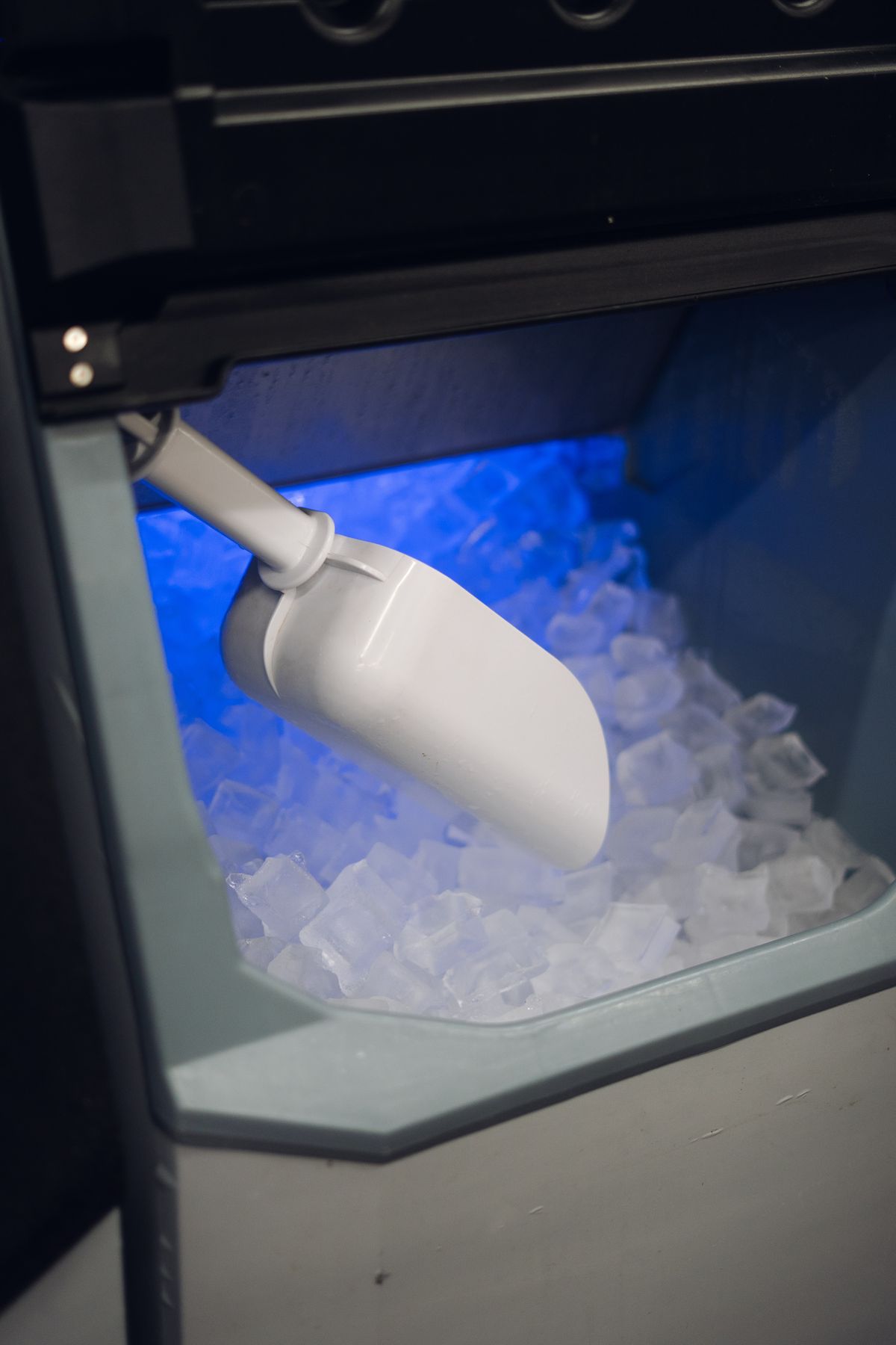 Hielo en cubo cristalino de una máquina Hielomatik